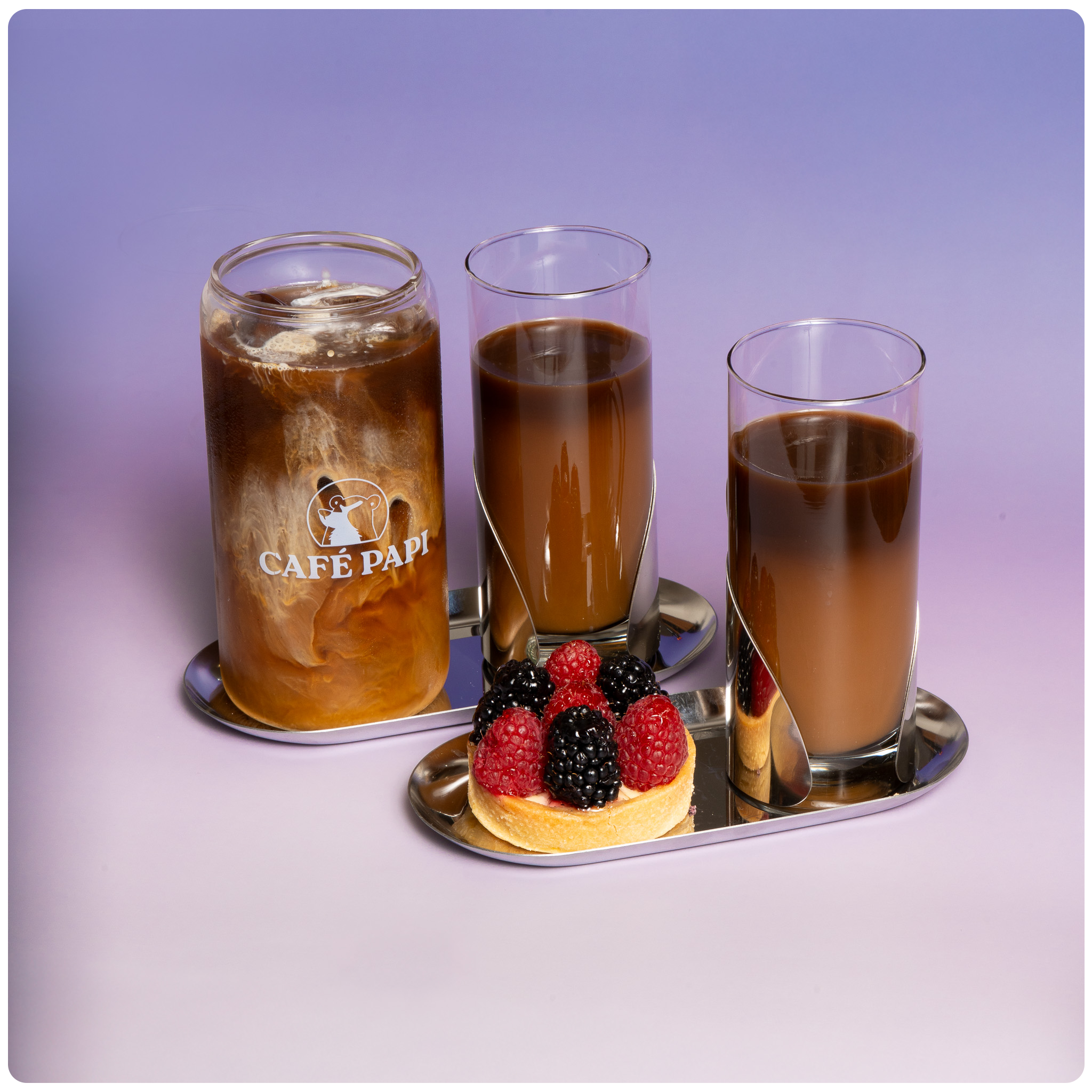 Three glasses of coffee with a dessert on a tray, featuring the 'Café Papi' logo.